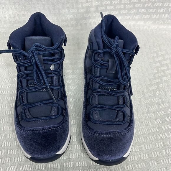NWOT Kid’s Jordan 11 Retro - Picture 3 of 6